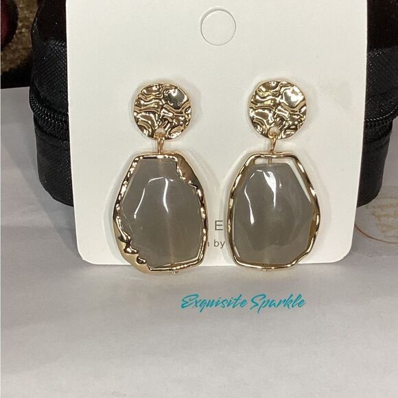 ⭐️Gold Tone White Ivory like Swirl Post Back Drop Dangle Earrings ⭐️ - Picture 3 of 16